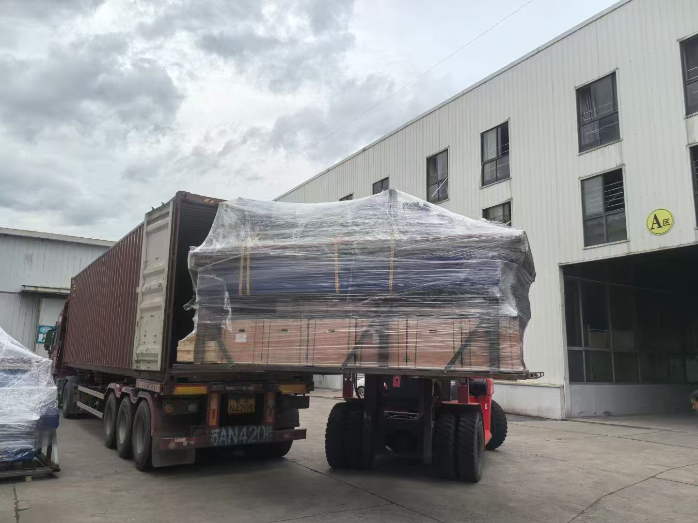 MachForce Machinery yard — XCMG and SANY equipment 3